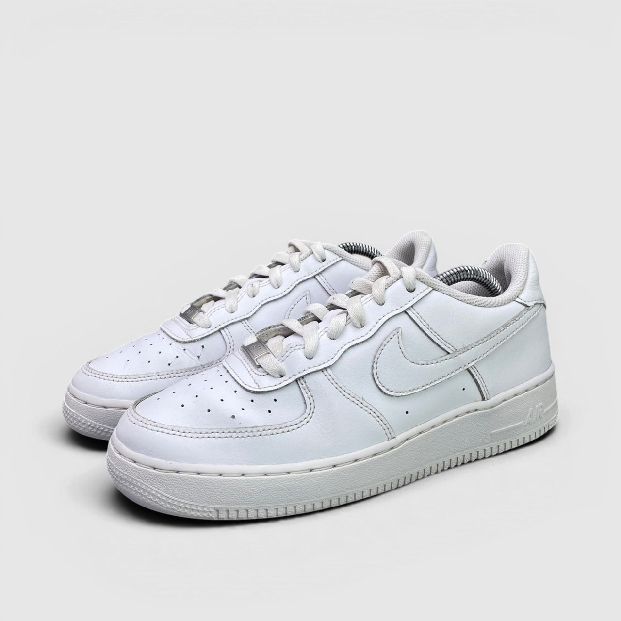 Nike Air Force 1 Low Triple White — buty sportowe damskie w bardzo dobrym stanie rozmiar 38.5, para butów