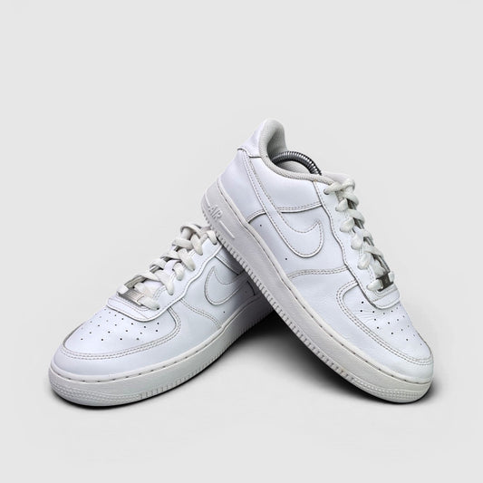 Nike Air Force 1 Low Triple White — buty sportowe damskie w bardzo dobrym stanie rozmiar 38.5, para butów