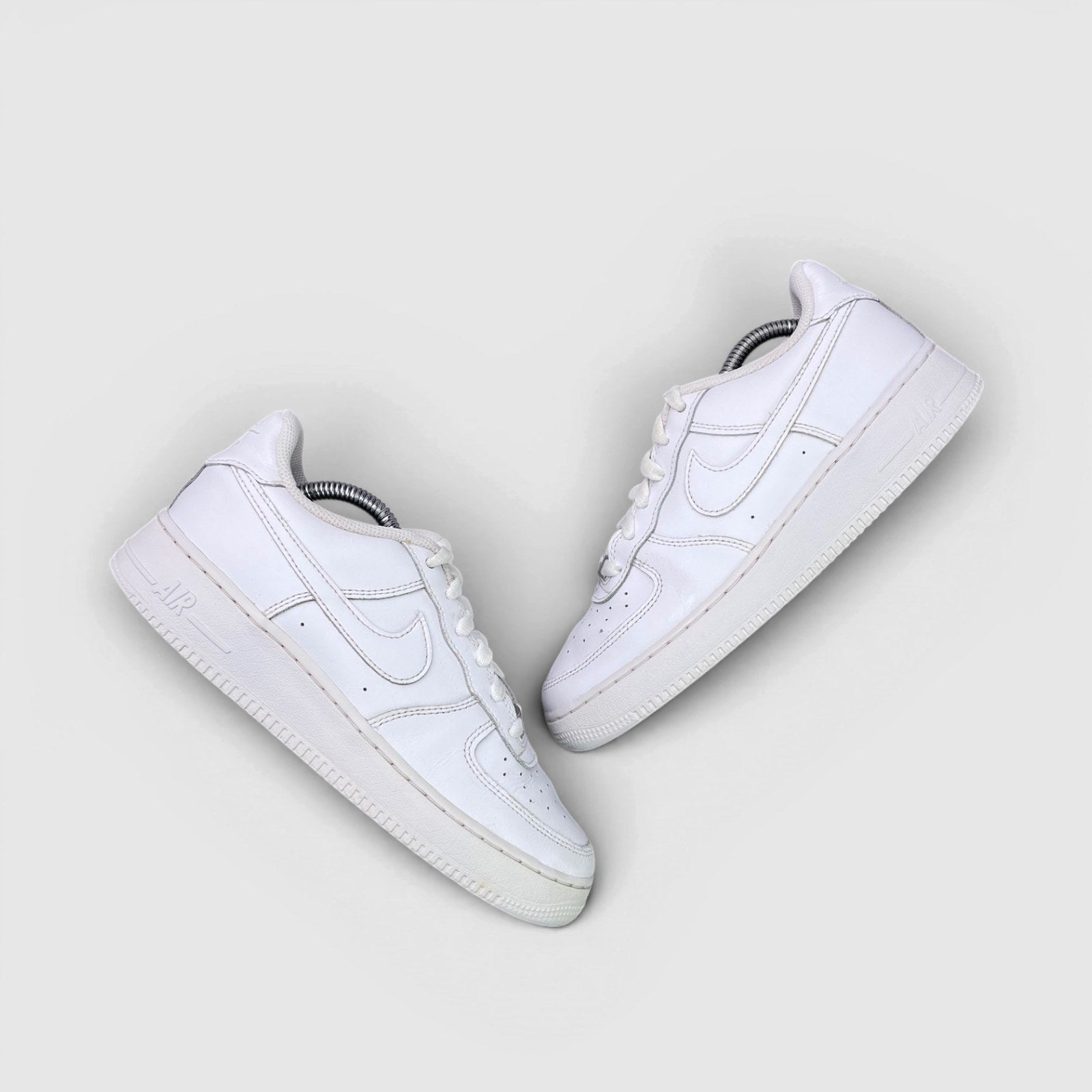 Nike Air Force 1 Low Triple White — buty sportowe damskie w bardzo dobrym stanie rozmiar 38.5, para butów