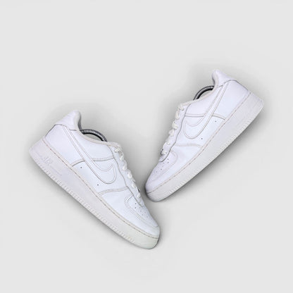 Nike Air Force 1 Low Triple White — buty sportowe damskie w bardzo dobrym stanie rozmiar 38.5, para butów