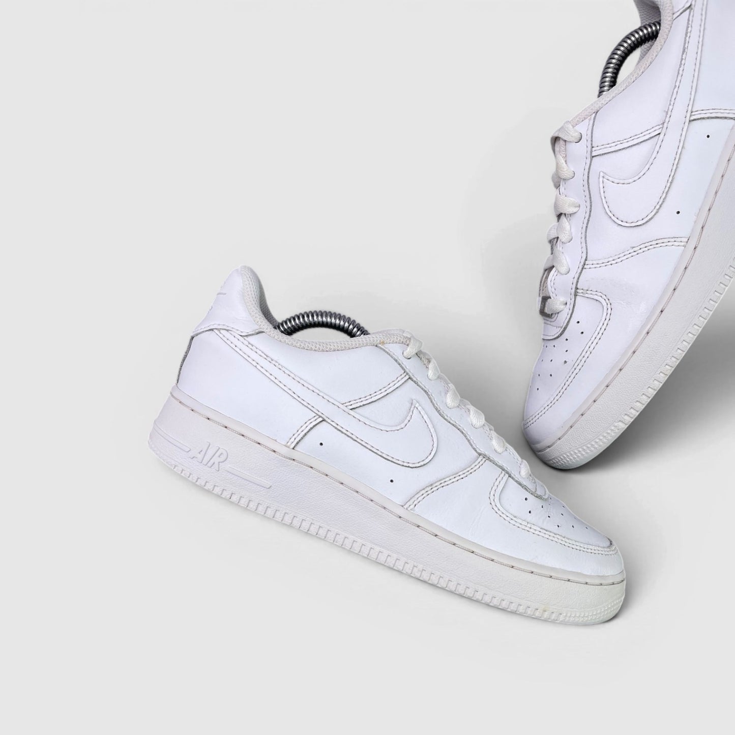 Nike Air Force 1 Low Triple White — buty sportowe damskie w bardzo dobrym stanie rozmiar 38.5, boczny profil, prawa strona