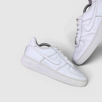 Nike Air Force 1 Low Triple White — buty sportowe damskie w bardzo dobrym stanie rozmiar 38.5, boczny profil, prawa strona