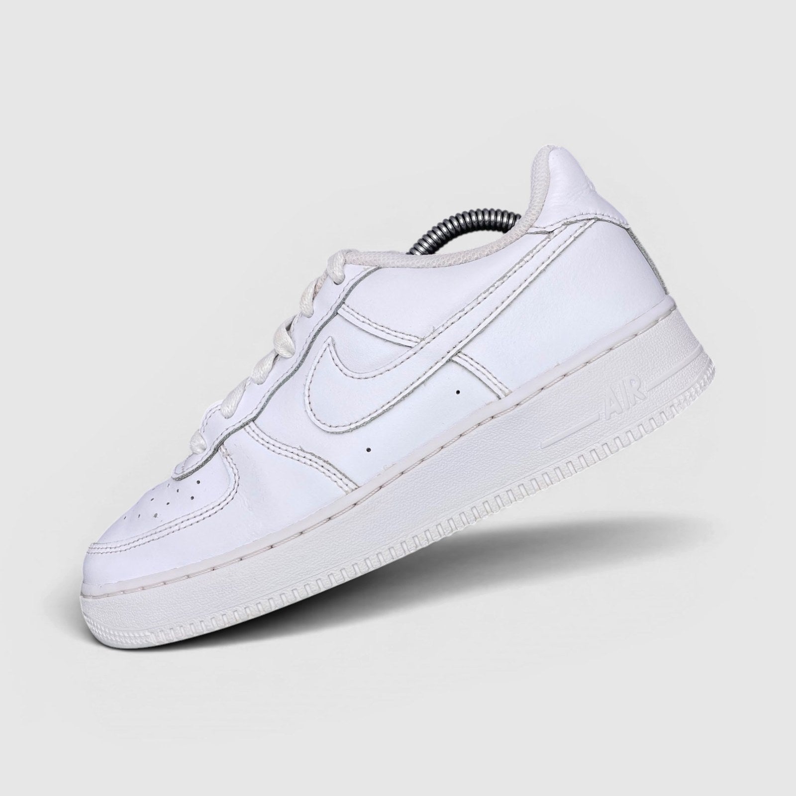 Nike Air Force 1 Low Triple White — buty sportowe damskie w bardzo dobrym stanie rozmiar 38.5, boczny profil, prawa strona