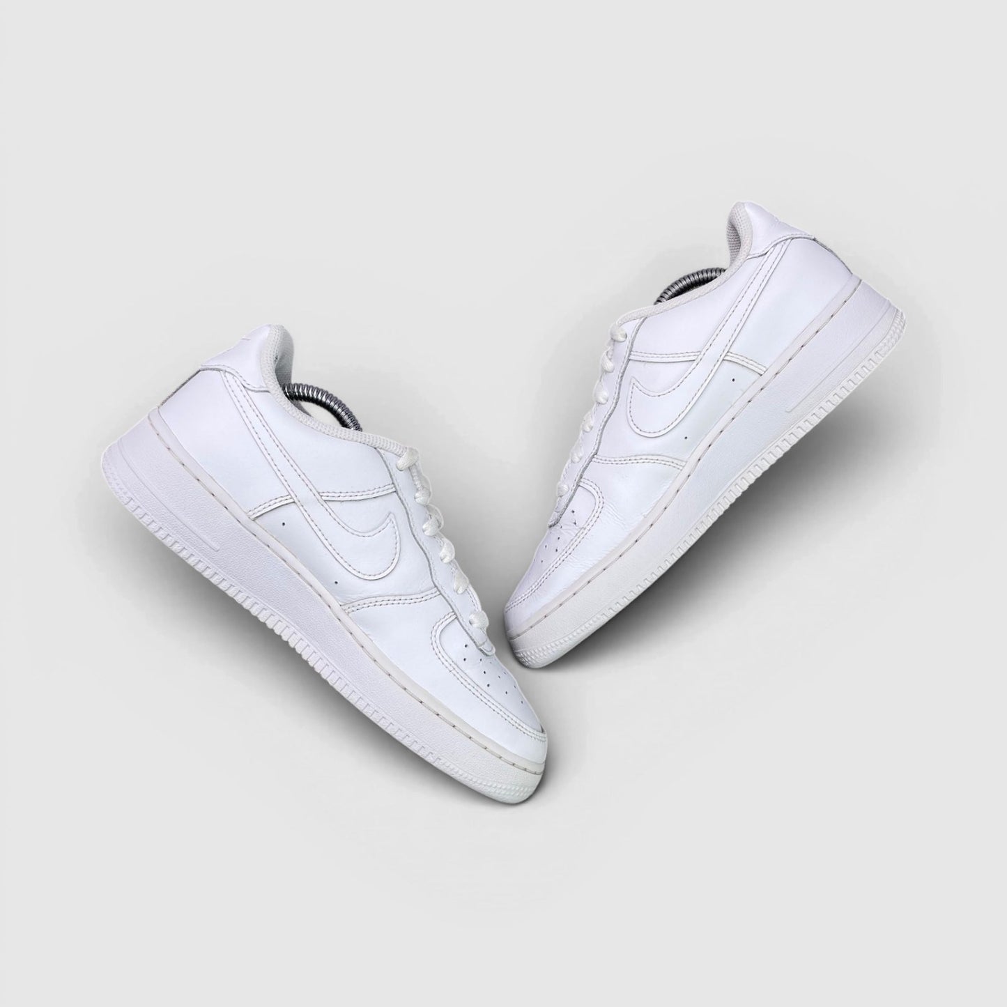 Nike Air Force 1 Low Triple White — buty sportowe damskie w bardzo dobrym stanie rozmiar 38.5, para butów