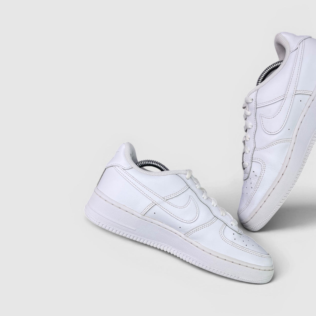 Nike Air Force 1 Low Triple White — buty sportowe damskie w bardzo dobrym stanie rozmiar 38.5, boczny profil, prawa strona