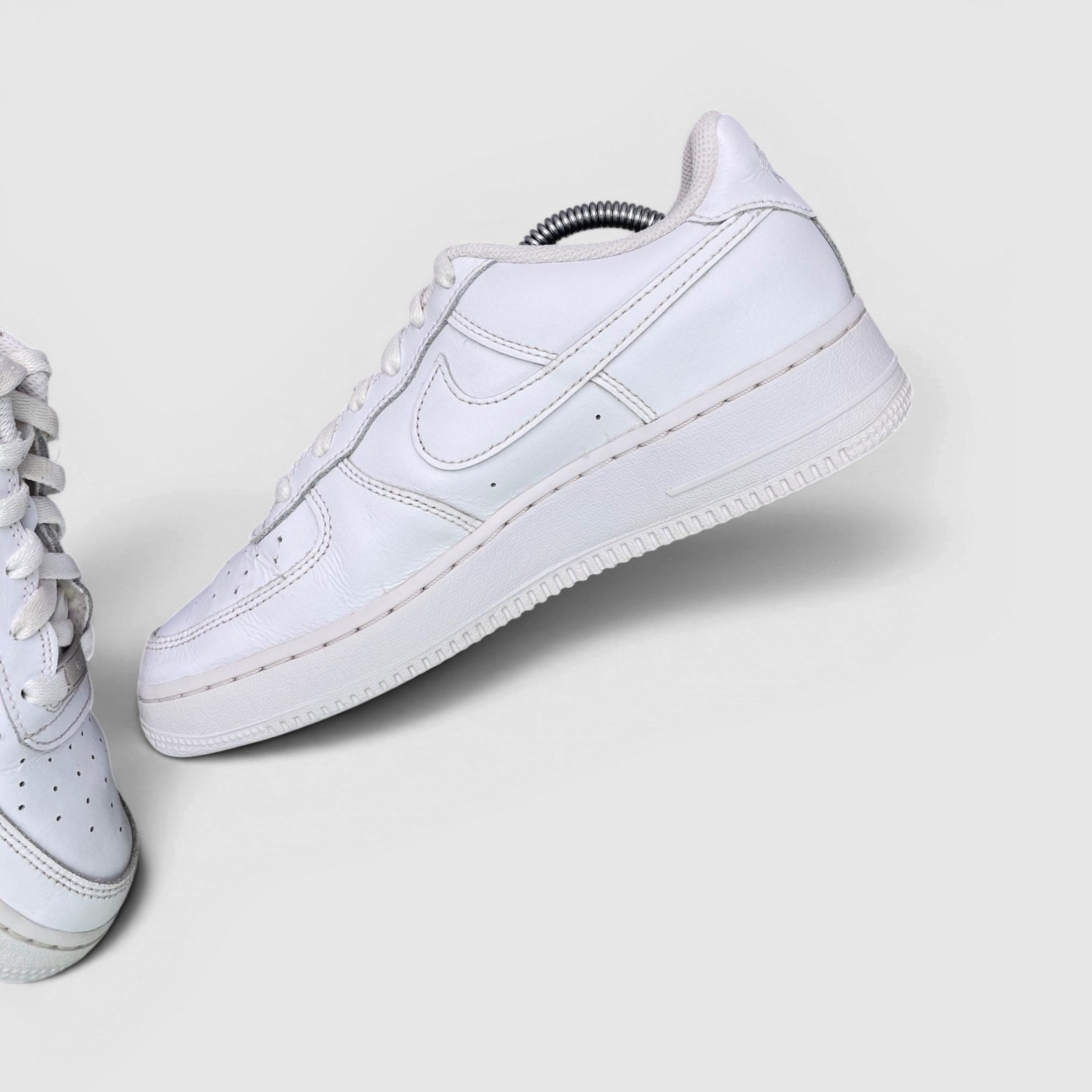 Nike Air Force 1 Low Triple White — buty sportowe damskie w bardzo dobrym stanie rozmiar 38.5, boczny profil, prawa strona
