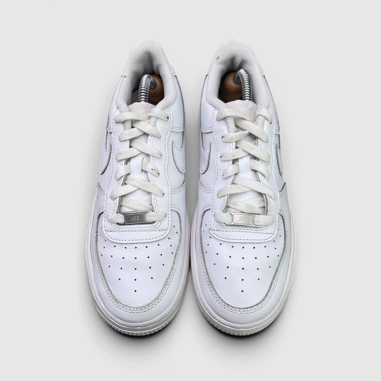 Nike Air Force 1 Low Triple White — buty sportowe damskie w bardzo dobrym stanie rozmiar 38.5, widok z góry