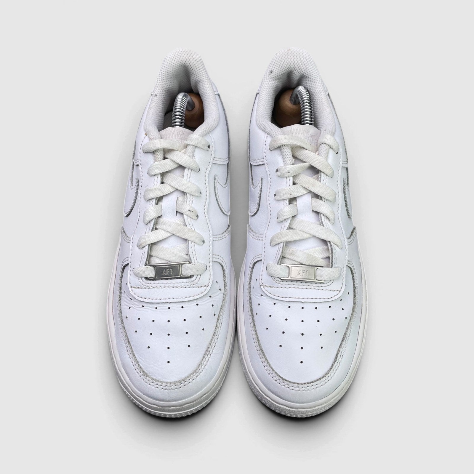 Nike Air Force 1 Low Triple White — buty sportowe damskie w bardzo dobrym stanie rozmiar 38.5, widok z góry