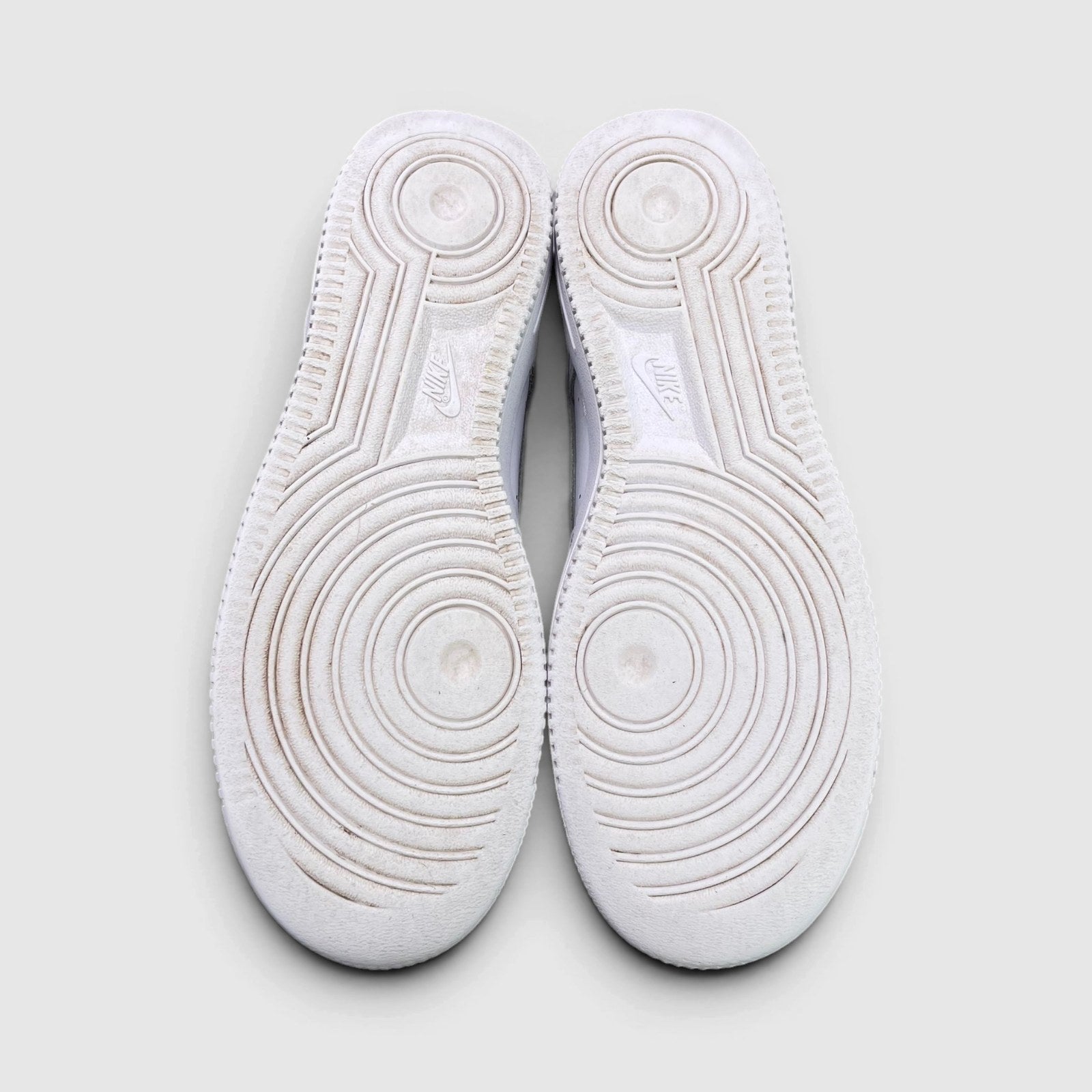 Nike Air Force 1 Low Triple White — buty sportowe damskie w bardzo dobrym stanie rozmiar 38.5, podeszwa