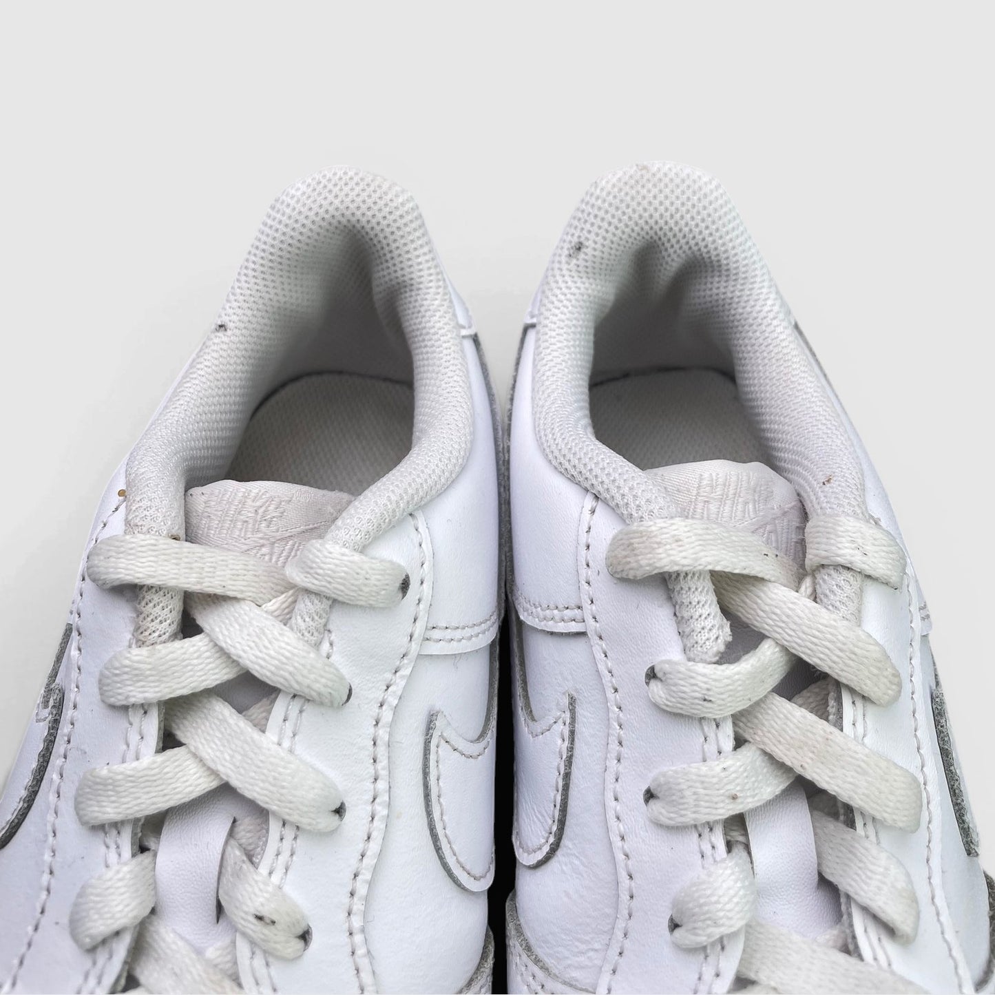 Nike Air Force 1 Low Triple White — buty sportowe damskie w bardzo dobrym stanie rozmiar 38.5, widok z góry