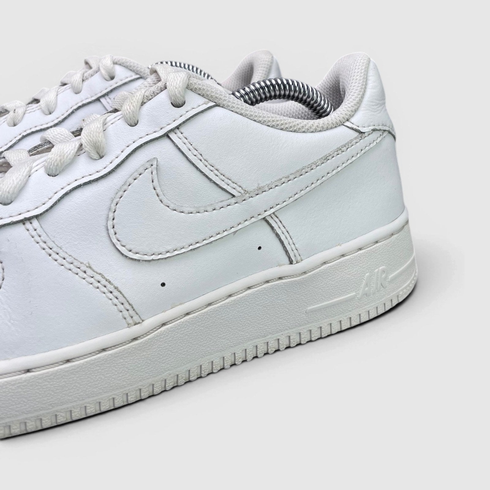 Nike Air Force 1 Low Triple White — buty sportowe damskie w bardzo dobrym stanie rozmiar 38.5, detal