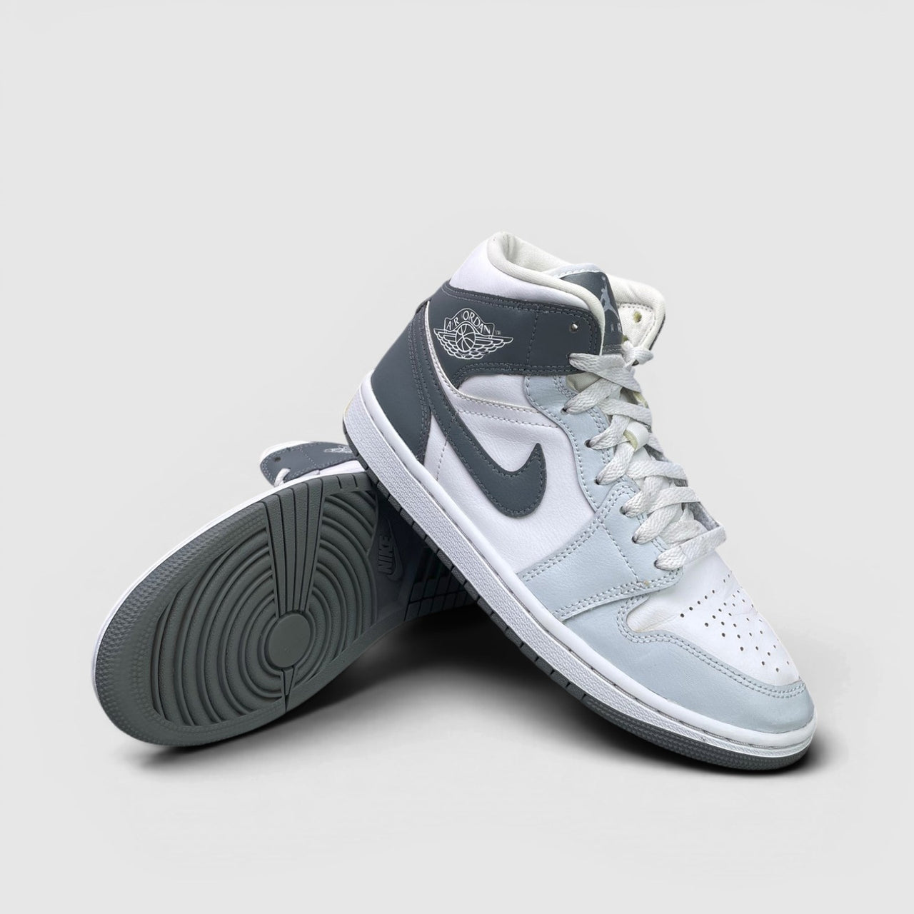 Nike Air Jordan 1 Mid White Smoke Grey — buty sportowe damskie w bardzo dobrym stanie rozmiar 38, para butów