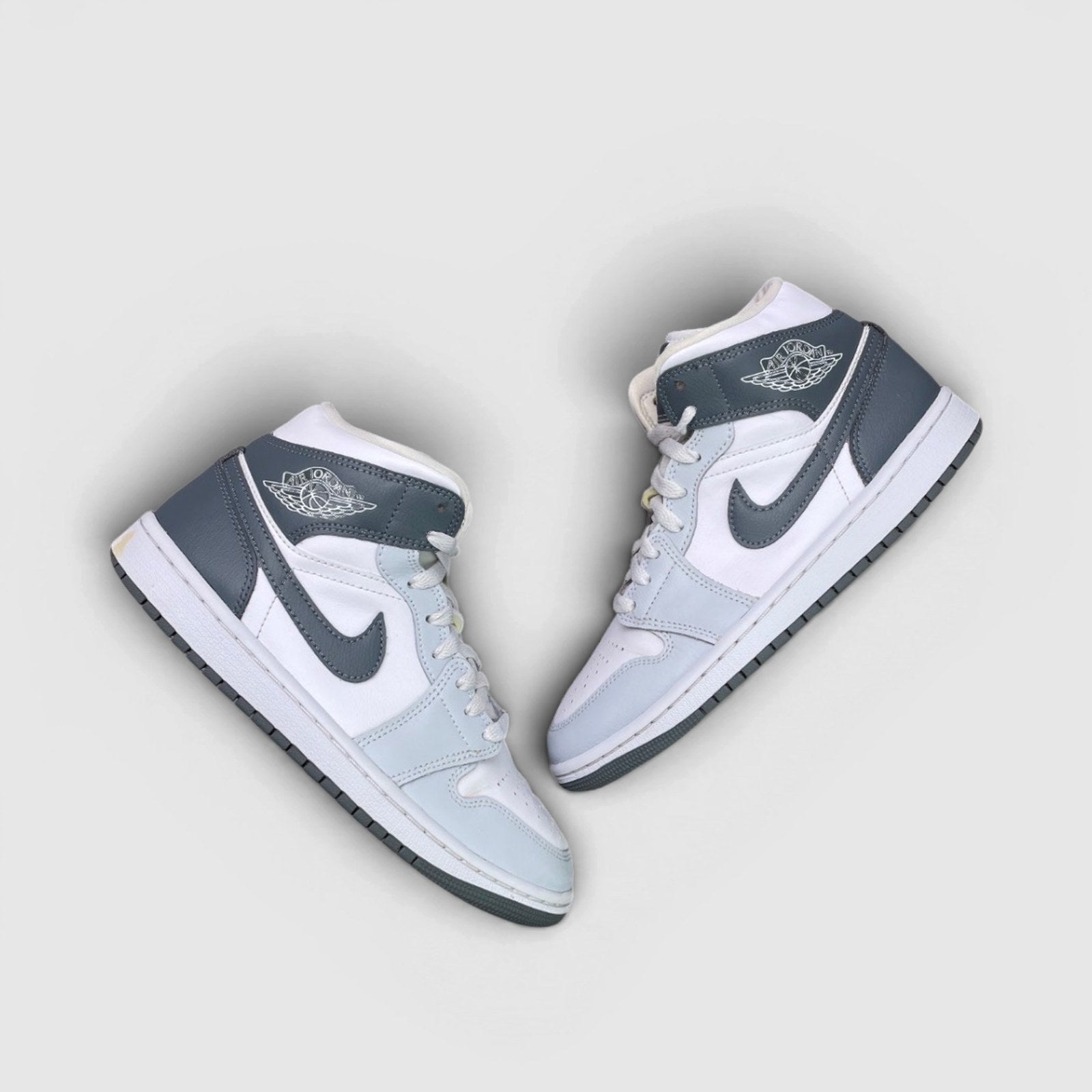 Nike Air Jordan 1 Mid White Smoke Grey — buty sportowe damskie w bardzo dobrym stanie rozmiar 38, para butów