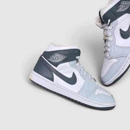 Nike Air Jordan 1 Mid White Smoke Grey — buty sportowe damskie w bardzo dobrym stanie rozmiar 38, boczny profil, lewa strona