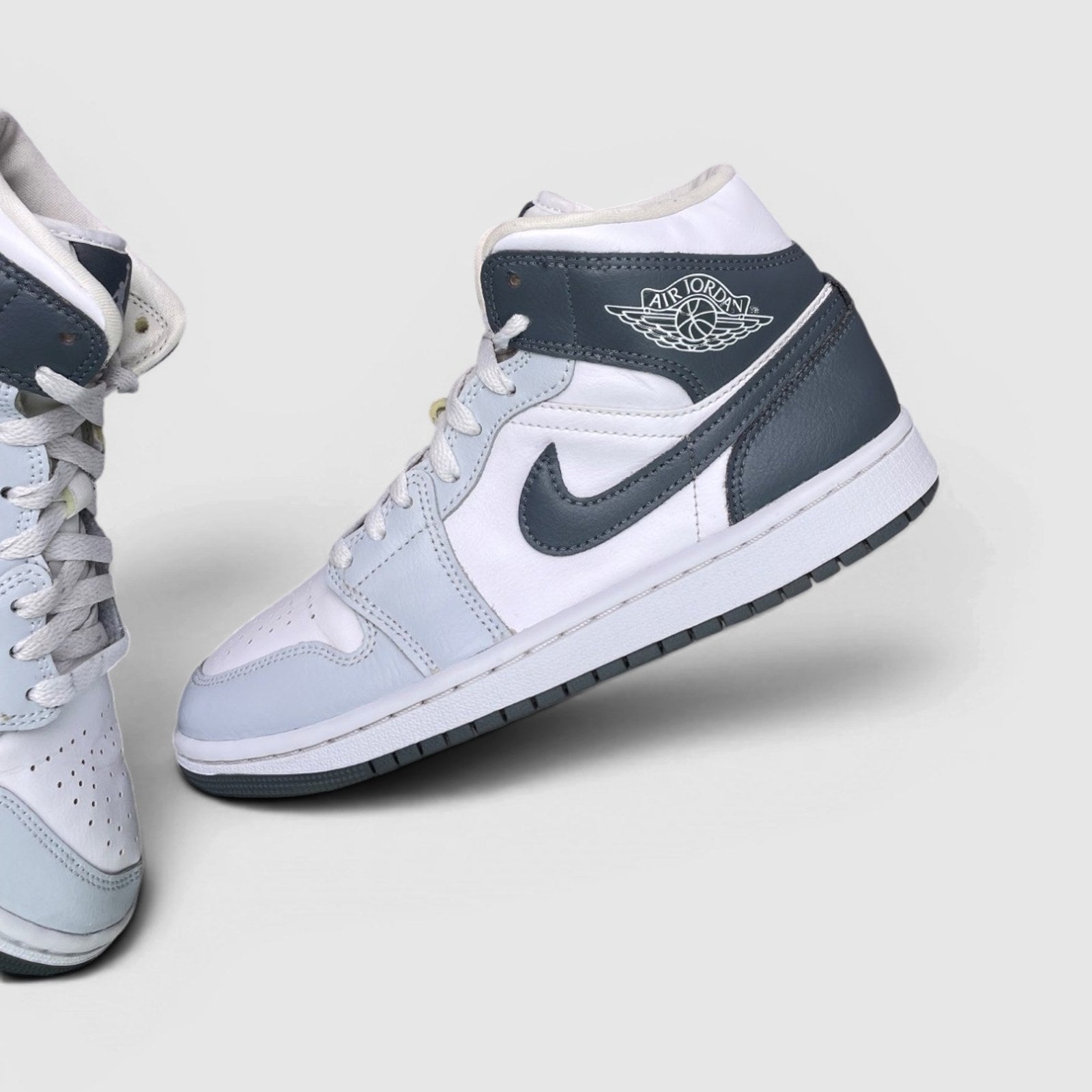 Nike Air Jordan 1 Mid White Smoke Grey — buty sportowe damskie w bardzo dobrym stanie rozmiar 38, boczny profil, prawa strona