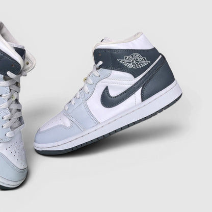 Nike Air Jordan 1 Mid White Smoke Grey — buty sportowe damskie w bardzo dobrym stanie rozmiar 38, boczny profil, prawa strona