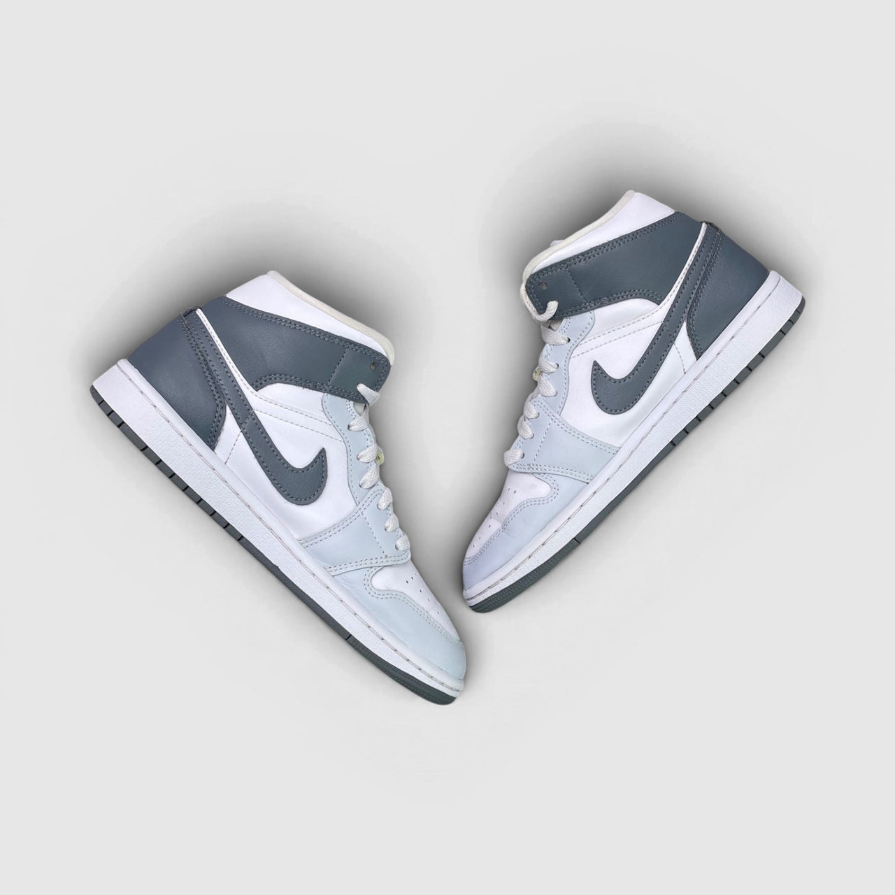 Nike Air Jordan 1 Mid White Smoke Grey — buty sportowe damskie w bardzo dobrym stanie rozmiar 38, para butów