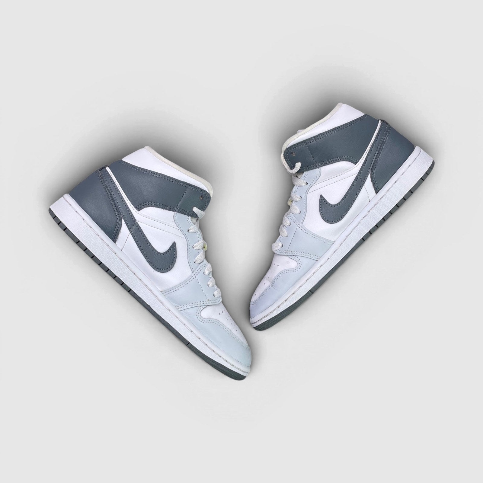 Nike Air Jordan 1 Mid White Smoke Grey — buty sportowe damskie w bardzo dobrym stanie rozmiar 38, para butów
