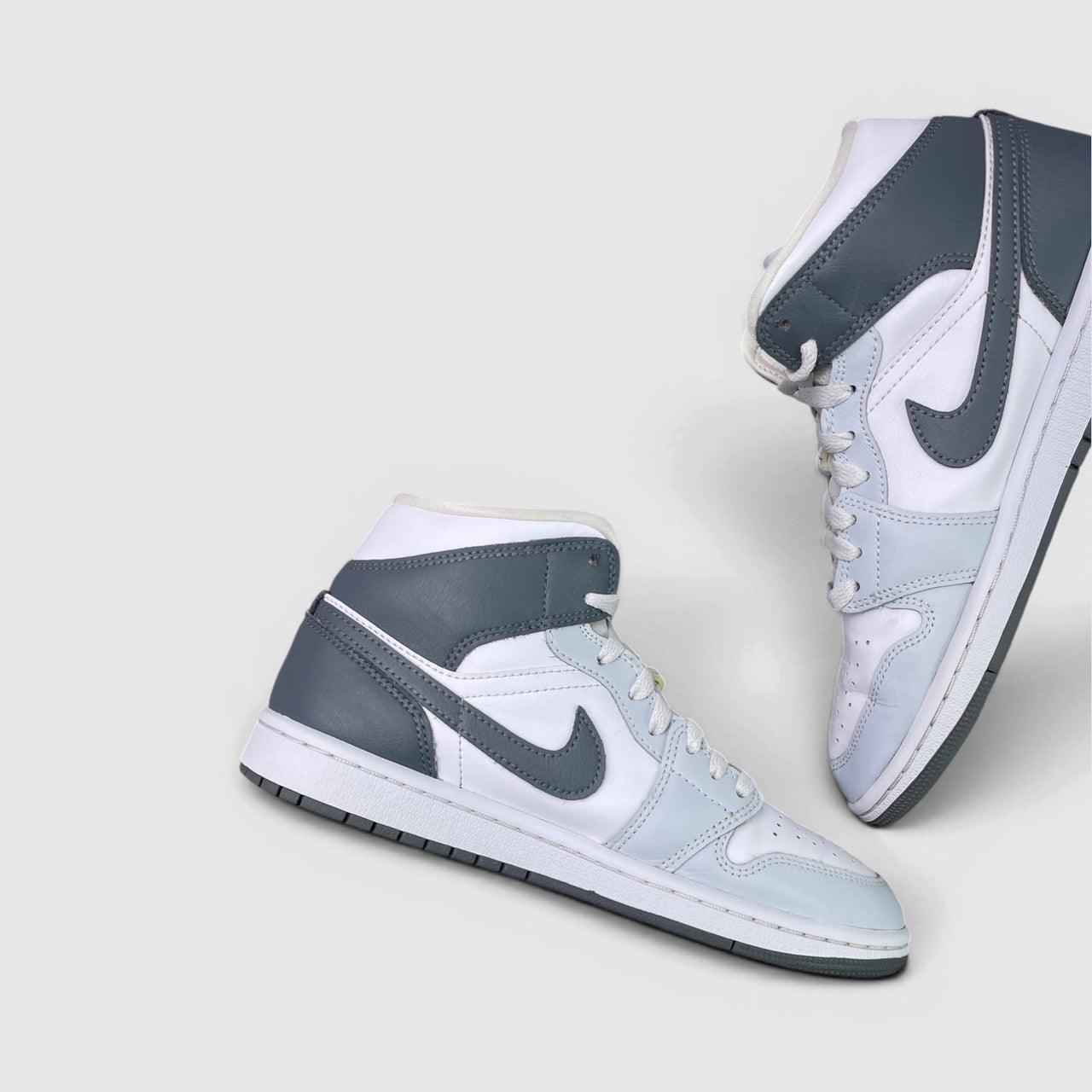 Nike Air Jordan 1 Mid White Smoke Grey — buty sportowe damskie w bardzo dobrym stanie rozmiar 38, boczny profil, lewa strona