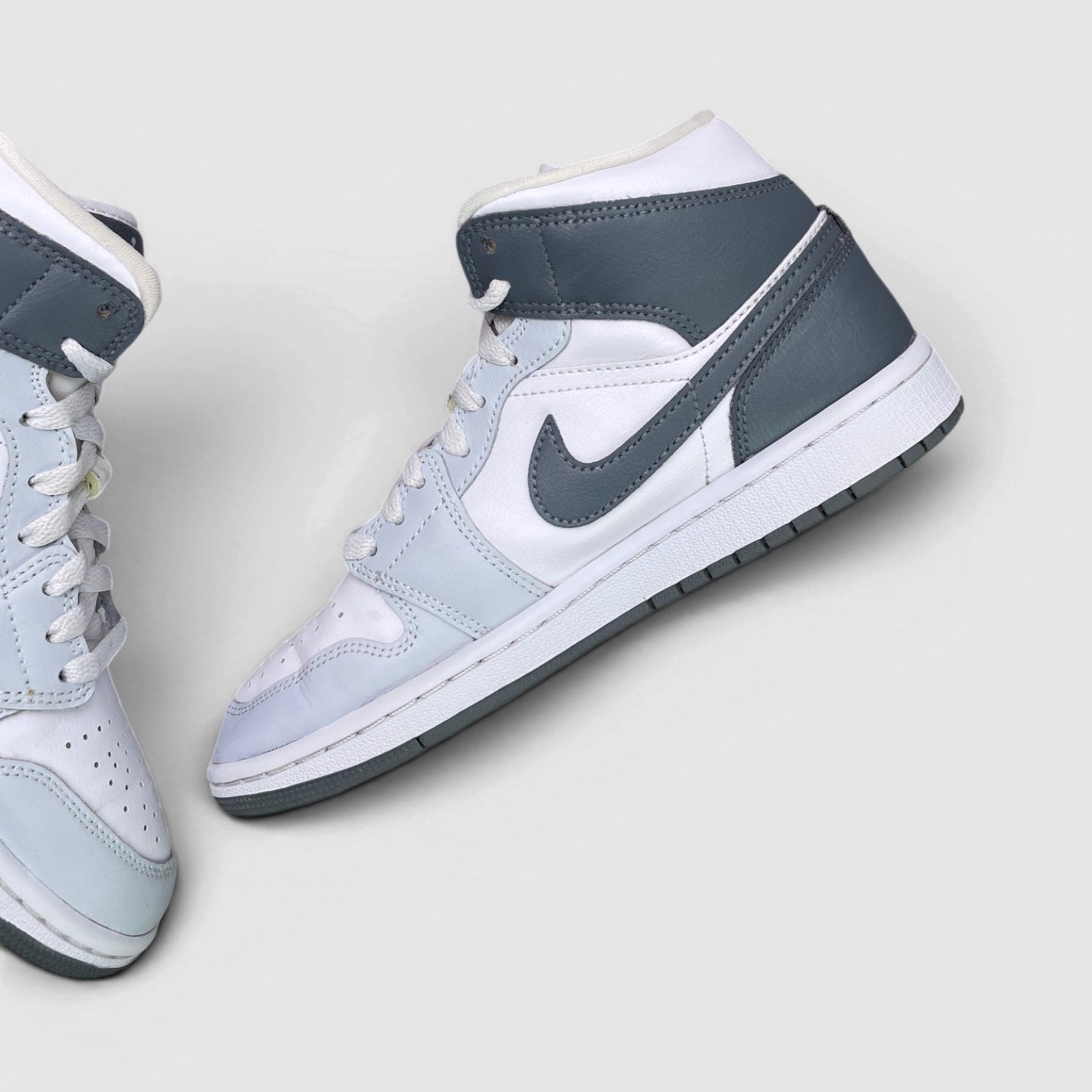 Nike Air Jordan 1 Mid White Smoke Grey — buty sportowe damskie w bardzo dobrym stanie rozmiar 38, boczny profil, prawa strona