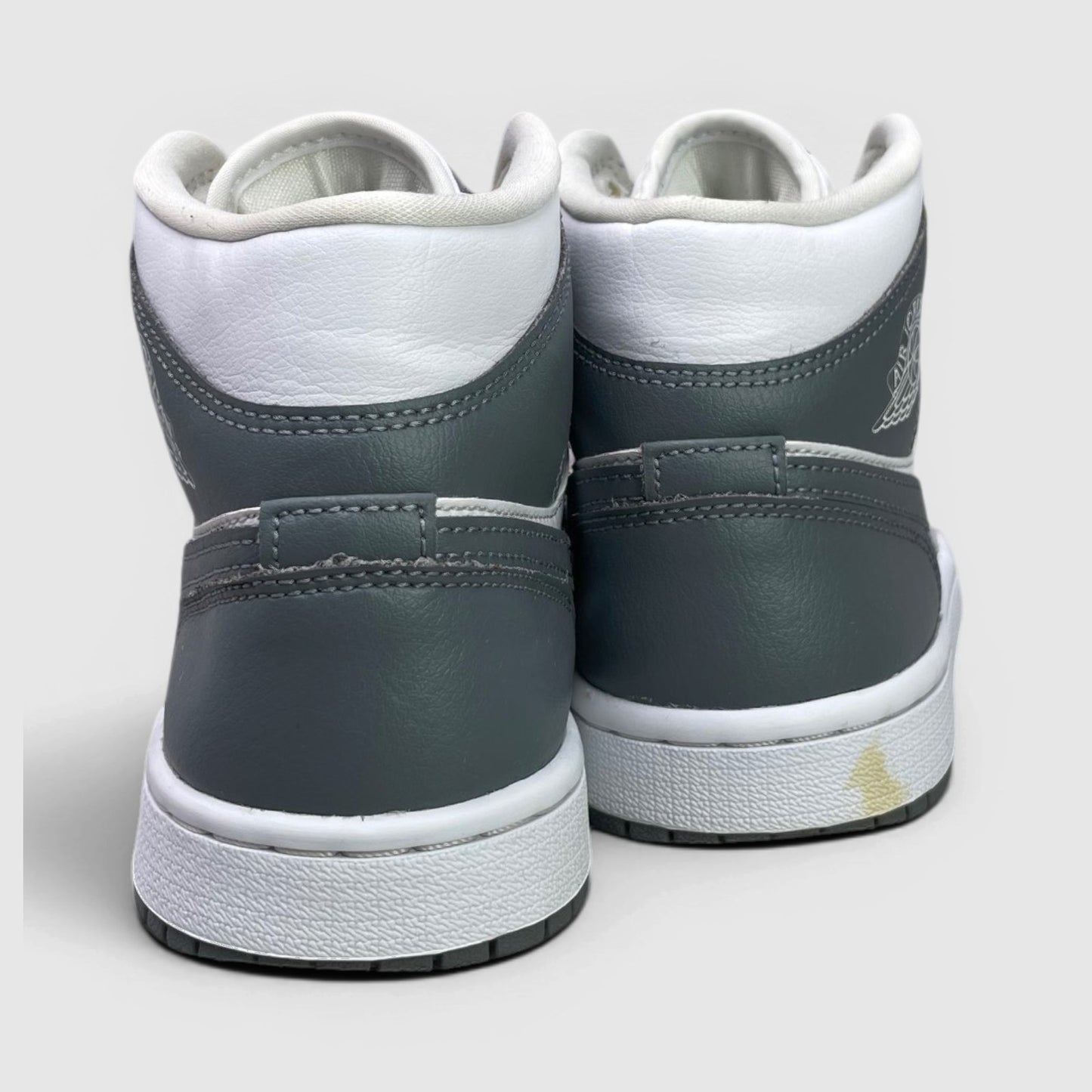 Nike Air Jordan 1 Mid White Smoke Grey — buty sportowe damskie w bardzo dobrym stanie rozmiar 38, widok z tyłu