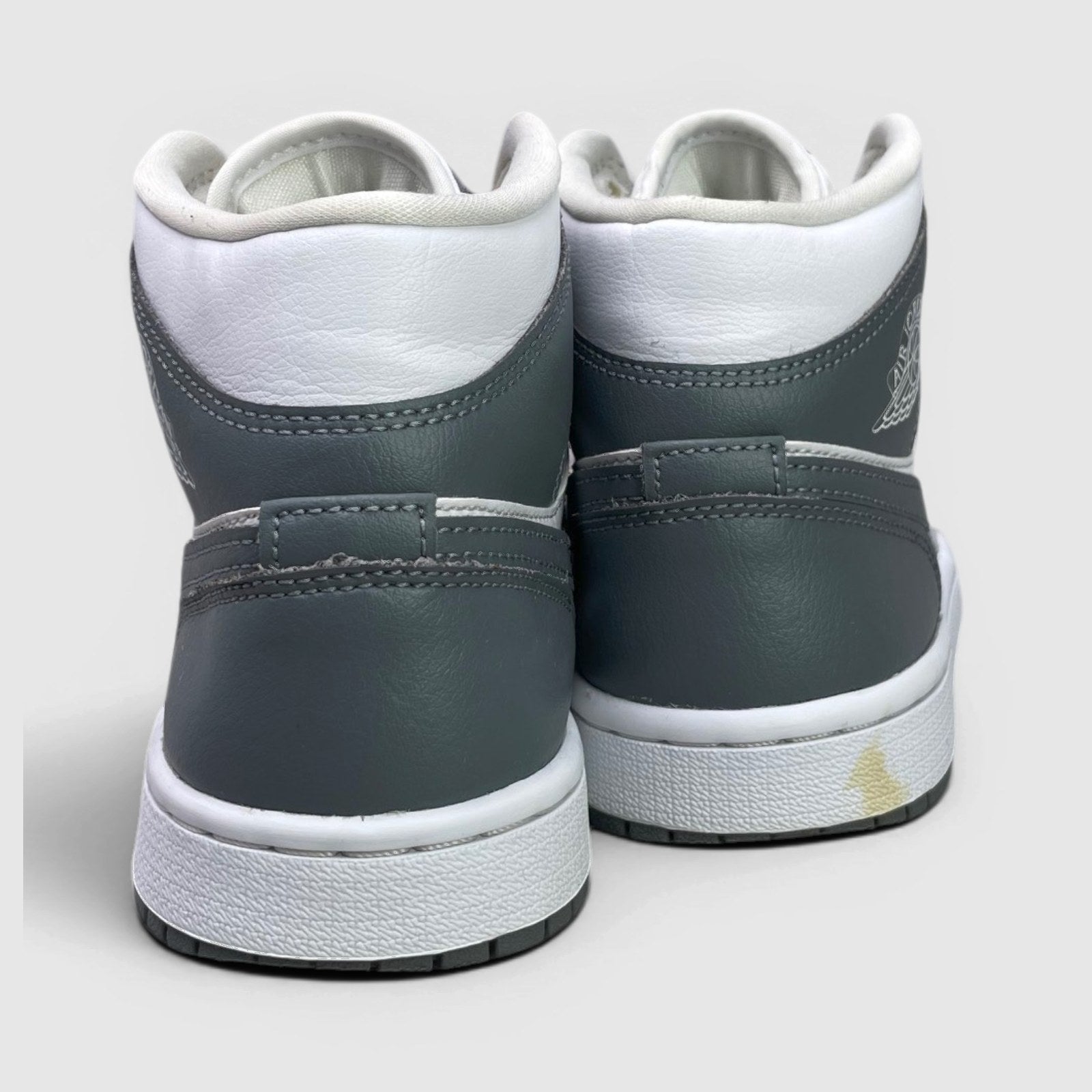 Nike Air Jordan 1 Mid White Smoke Grey — buty sportowe damskie w bardzo dobrym stanie rozmiar 38, widok z tyłu