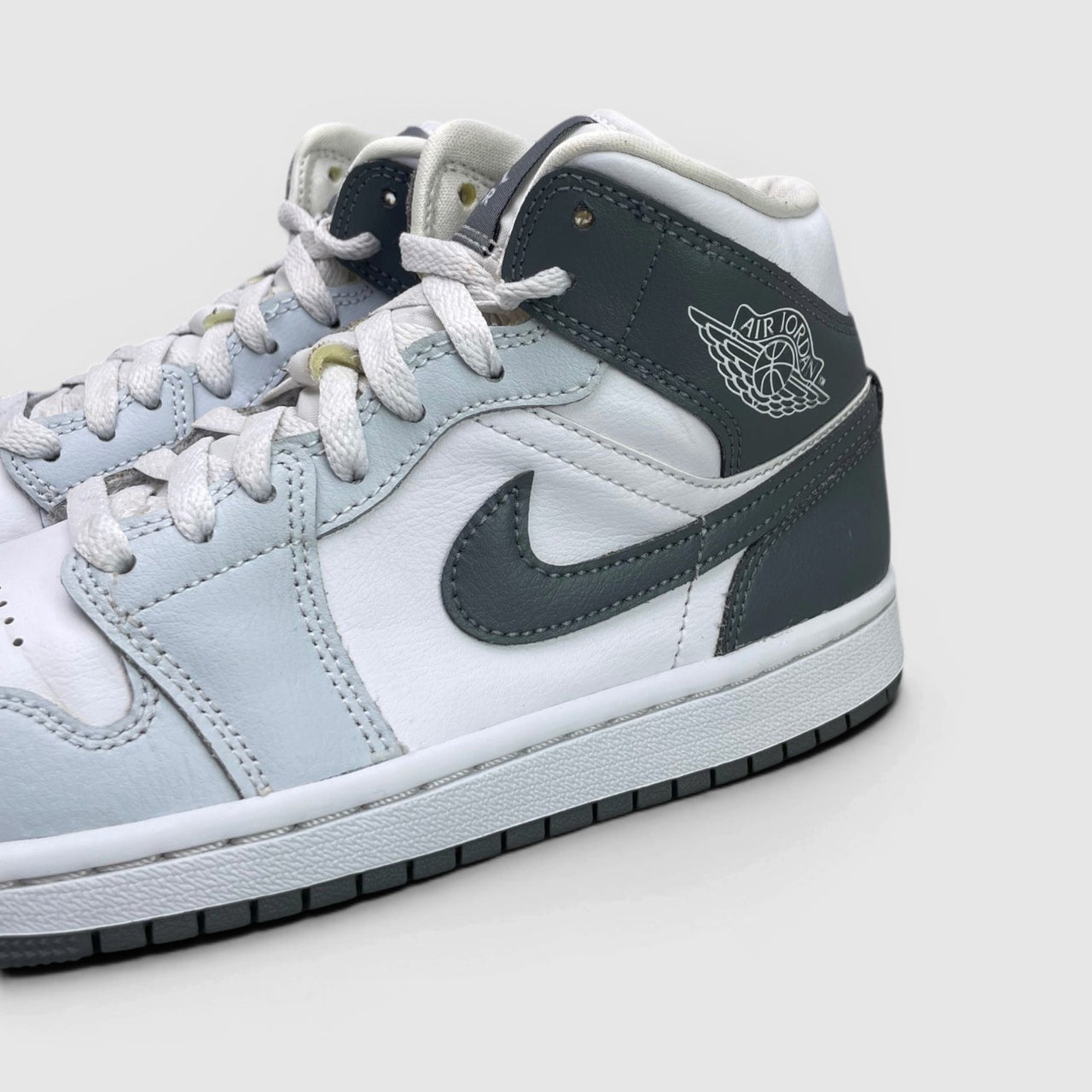 Nike Air Jordan 1 Mid White Smoke Grey — buty sportowe damskie w bardzo dobrym stanie rozmiar 38, boczny profil, prawa strona