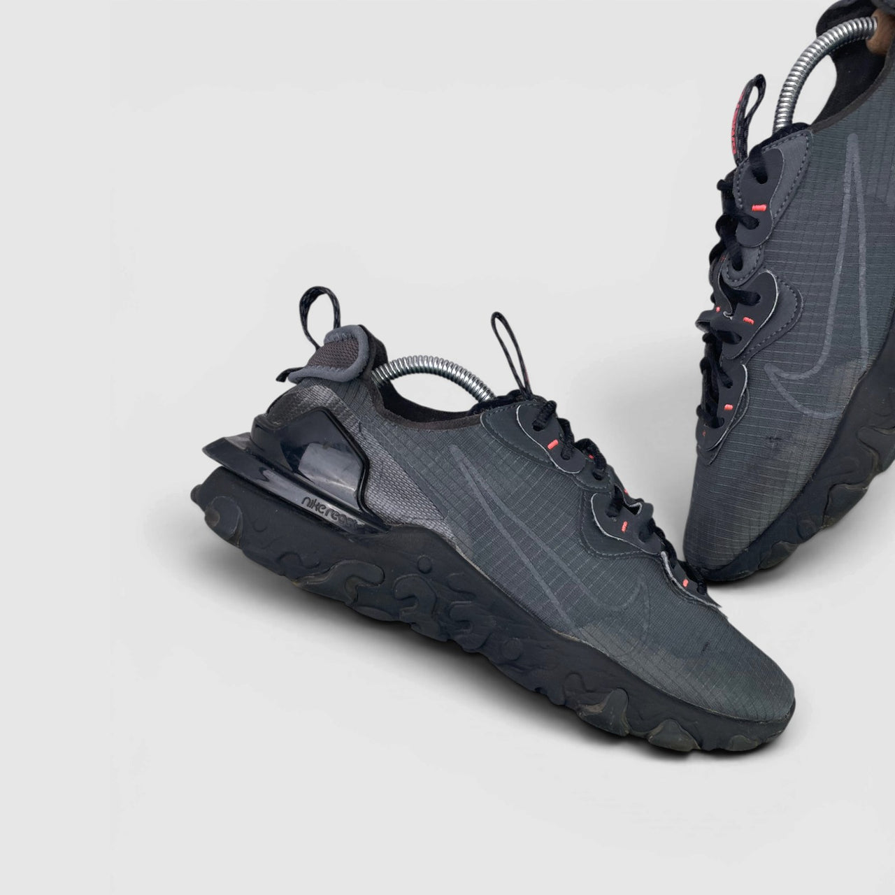 Nike React Vision Anthracite — buty sportowe męskie w bardzo dobrym stanie rozmiar 44, boczny profil, lewa strona