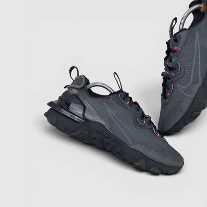 Nike React Vision Anthracite — buty sportowe męskie w bardzo dobrym stanie rozmiar 44, boczny profil, lewa strona