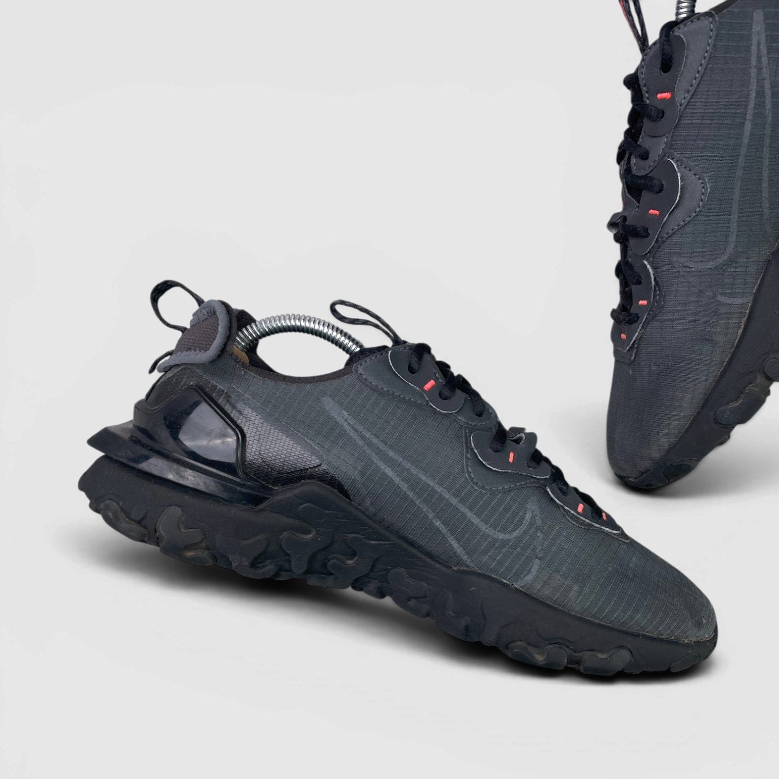 Nike React Vision Anthracite — buty sportowe męskie w bardzo dobrym stanie rozmiar 44, boczny profil, lewa strona