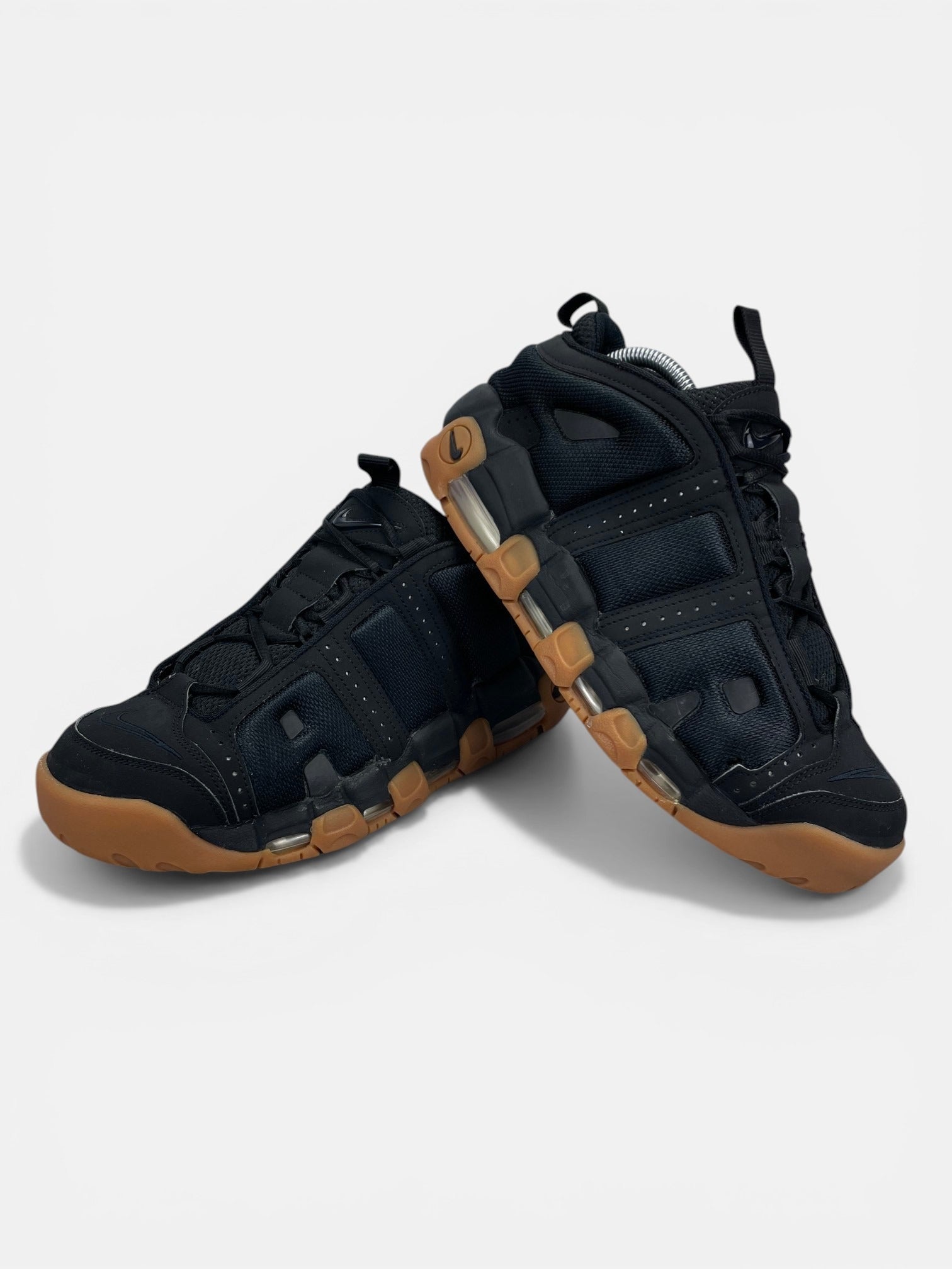 Nike Air More Uptempo Low Black Gum - buty sportowe, boczny profil