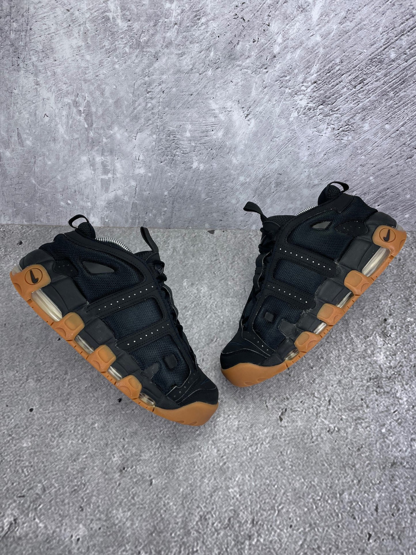 Nike Air More Uptempo Low Black Gum - buty sportowe, widok z góry na zewnętrzną stronę butów