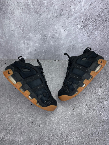Nike Air More Uptempo Low Black Gum - buty sportowe, widok z góry na zewnętrzną stronę butów