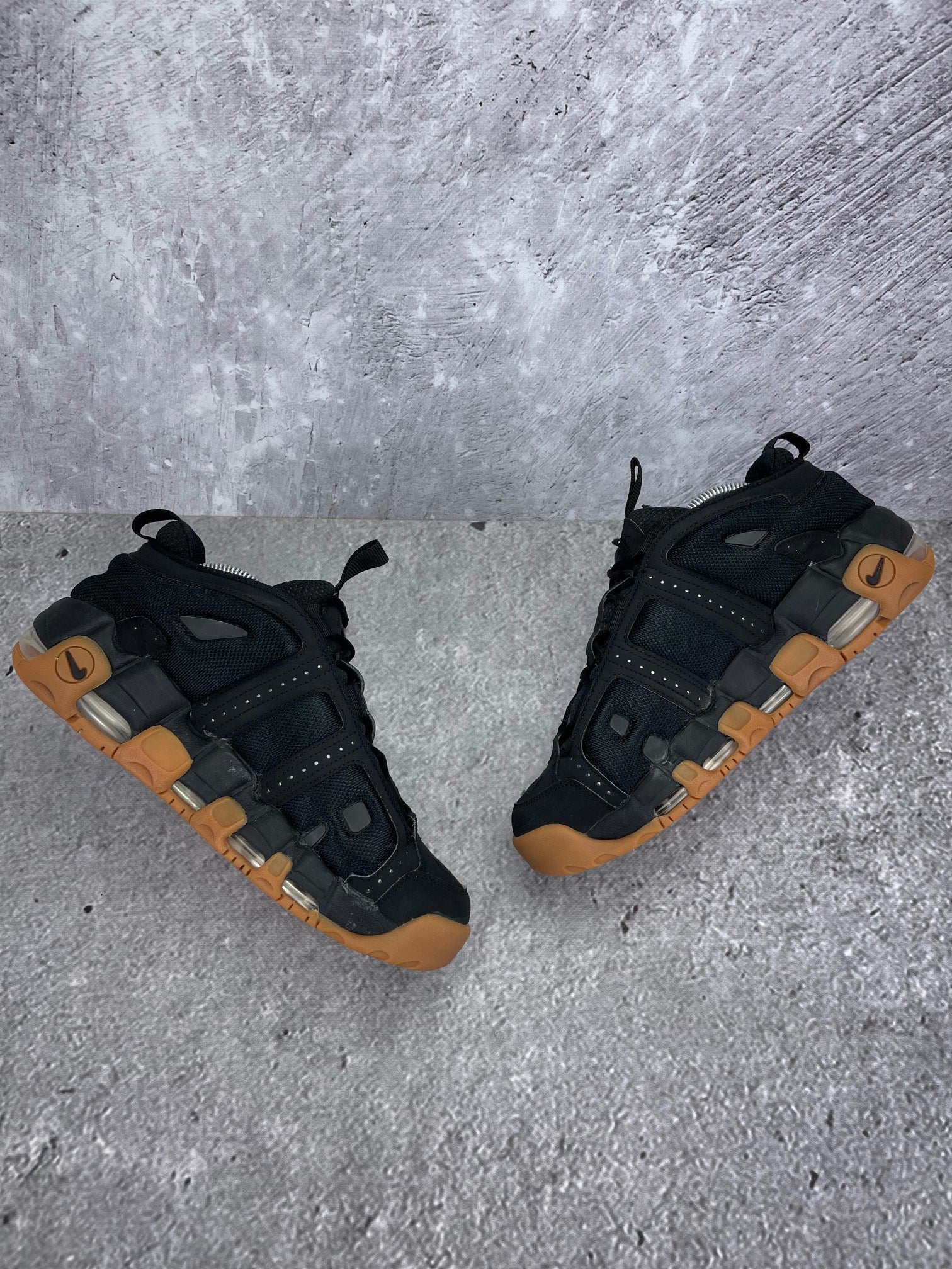 Nike Air More Uptempo Low Black Gum - buty sportowe, zewnętrzny panel prawego buta