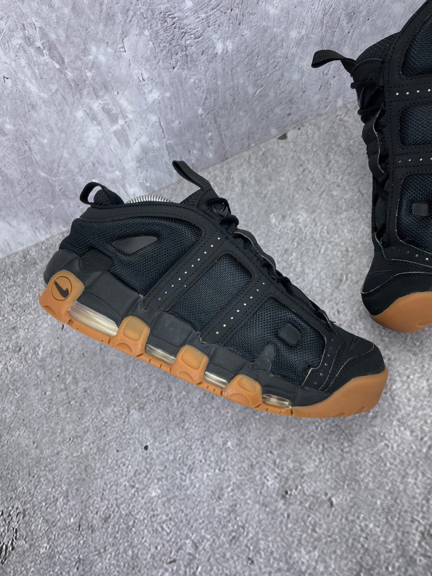 Nike Air More Uptempo Low Black Gum - buty sportowe, zewnętrzny panel lewego buta