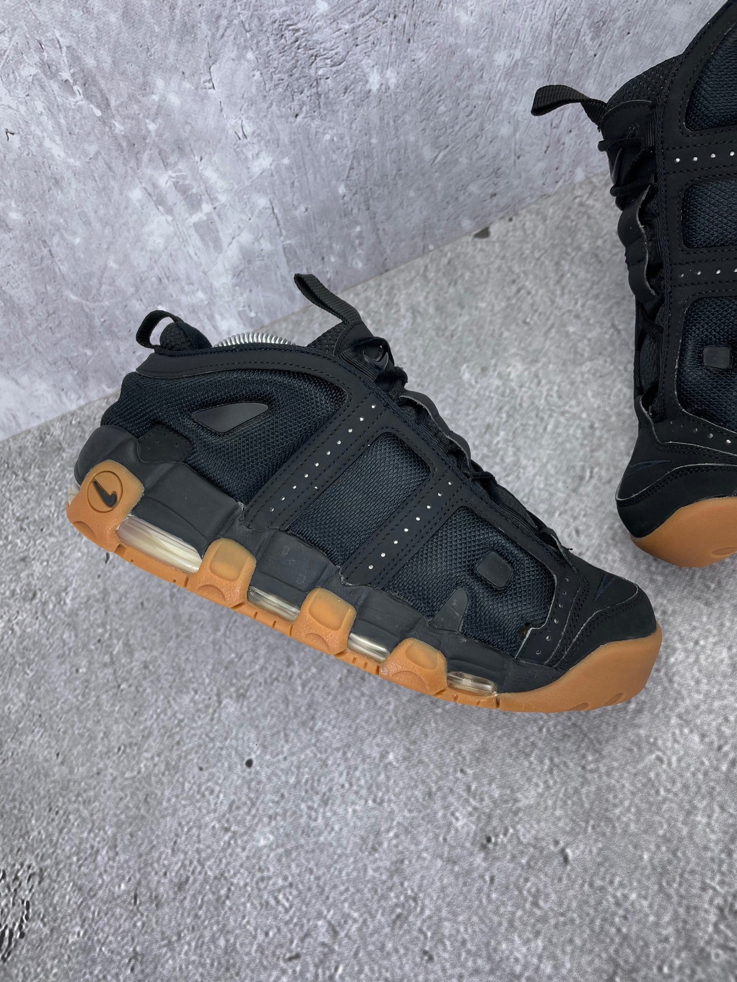 Nike Air More Uptempo Low Black Gum - buty sportowe, zewnętrzny panel lewego buta