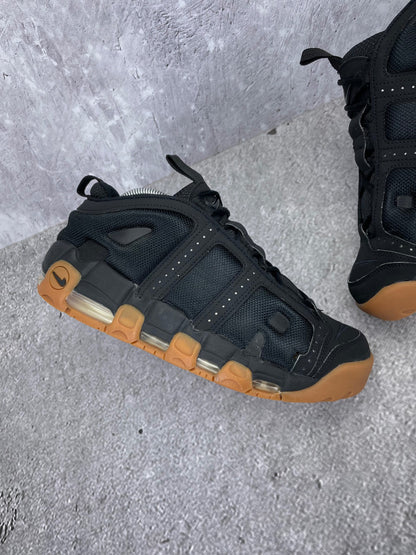 Nike Air More Uptempo Low Black Gum - buty sportowe, zewnętrzny panel lewego buta