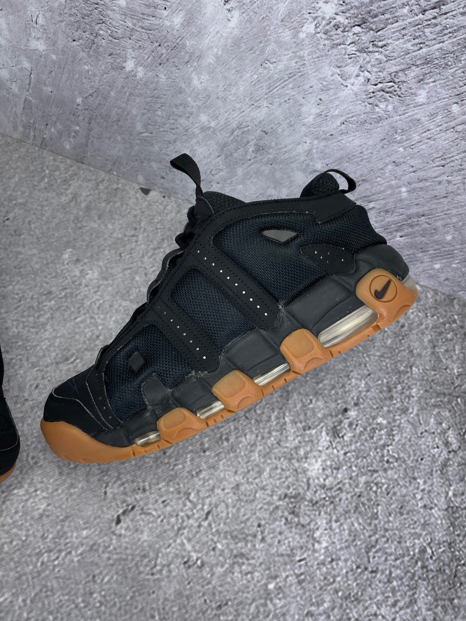 Nike Air More Uptempo Low Black Gum - buty sportowe, widok z góry na wewnętrzną stronę butów