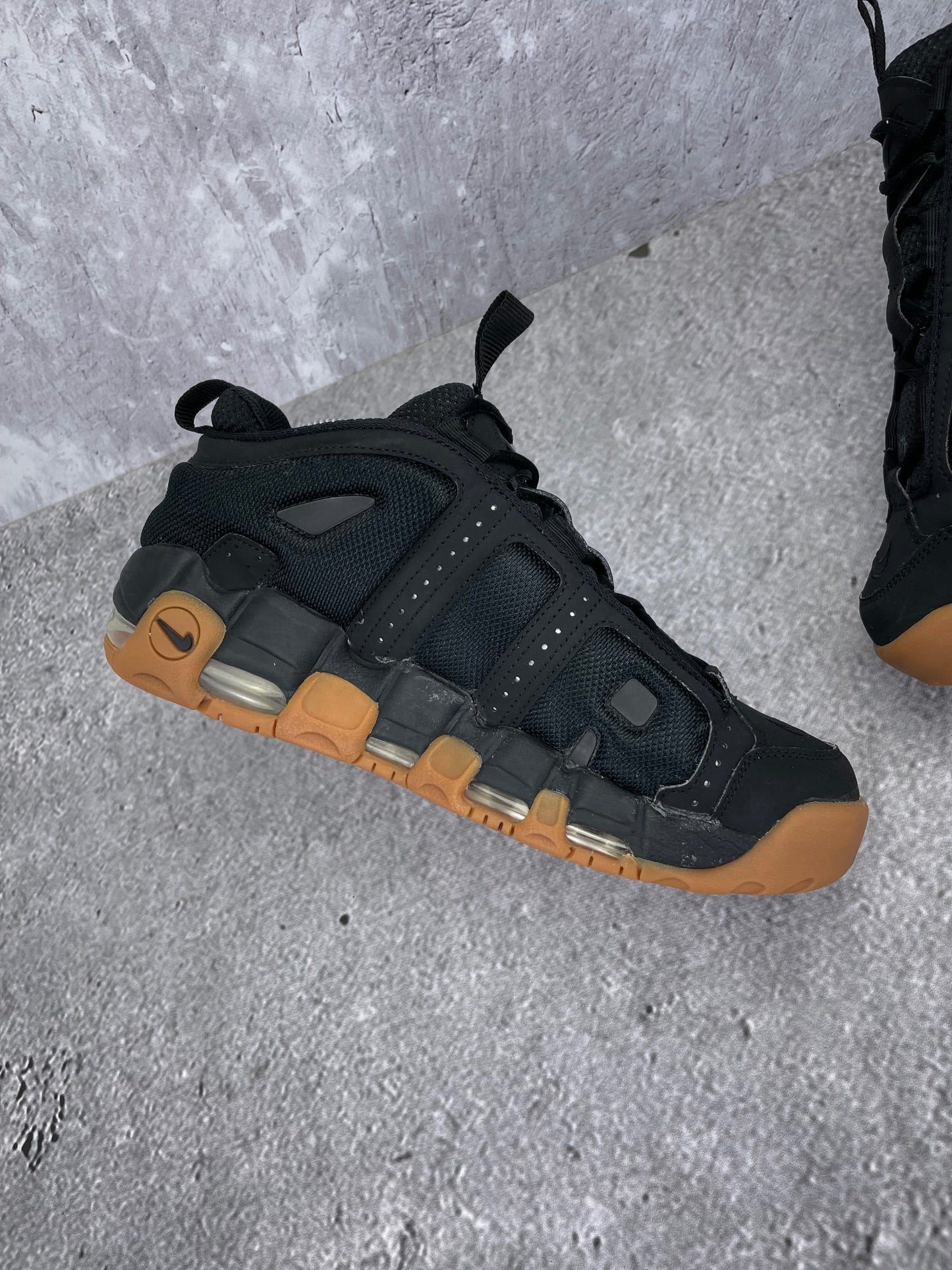 Nike Air More Uptempo Low Black Gum - buty sportowe, wewnętrzny panel lewego buta