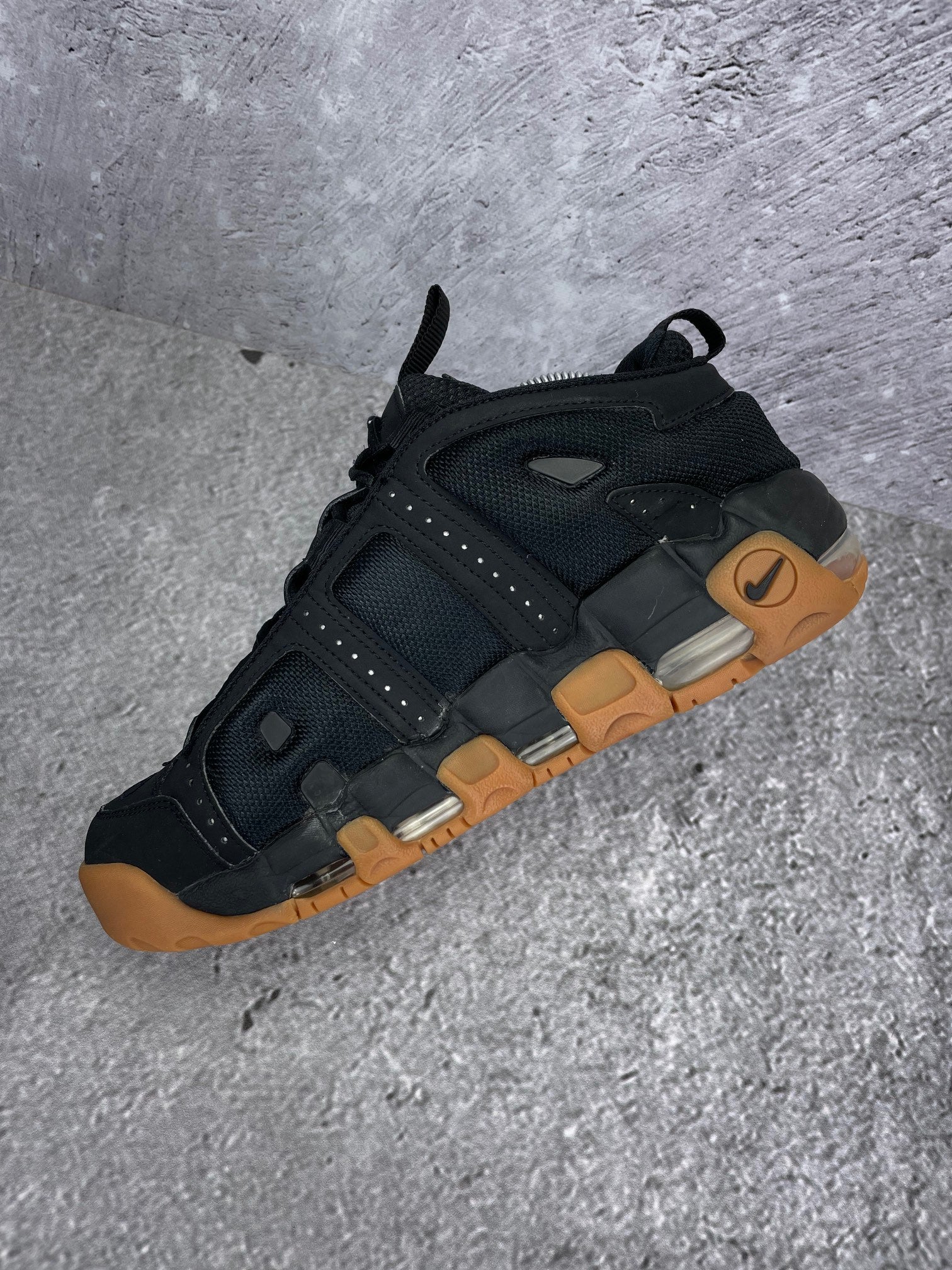 Nike Air More Uptempo Low Black Gum - buty sportowe, wewnętrzny panel prawego buta