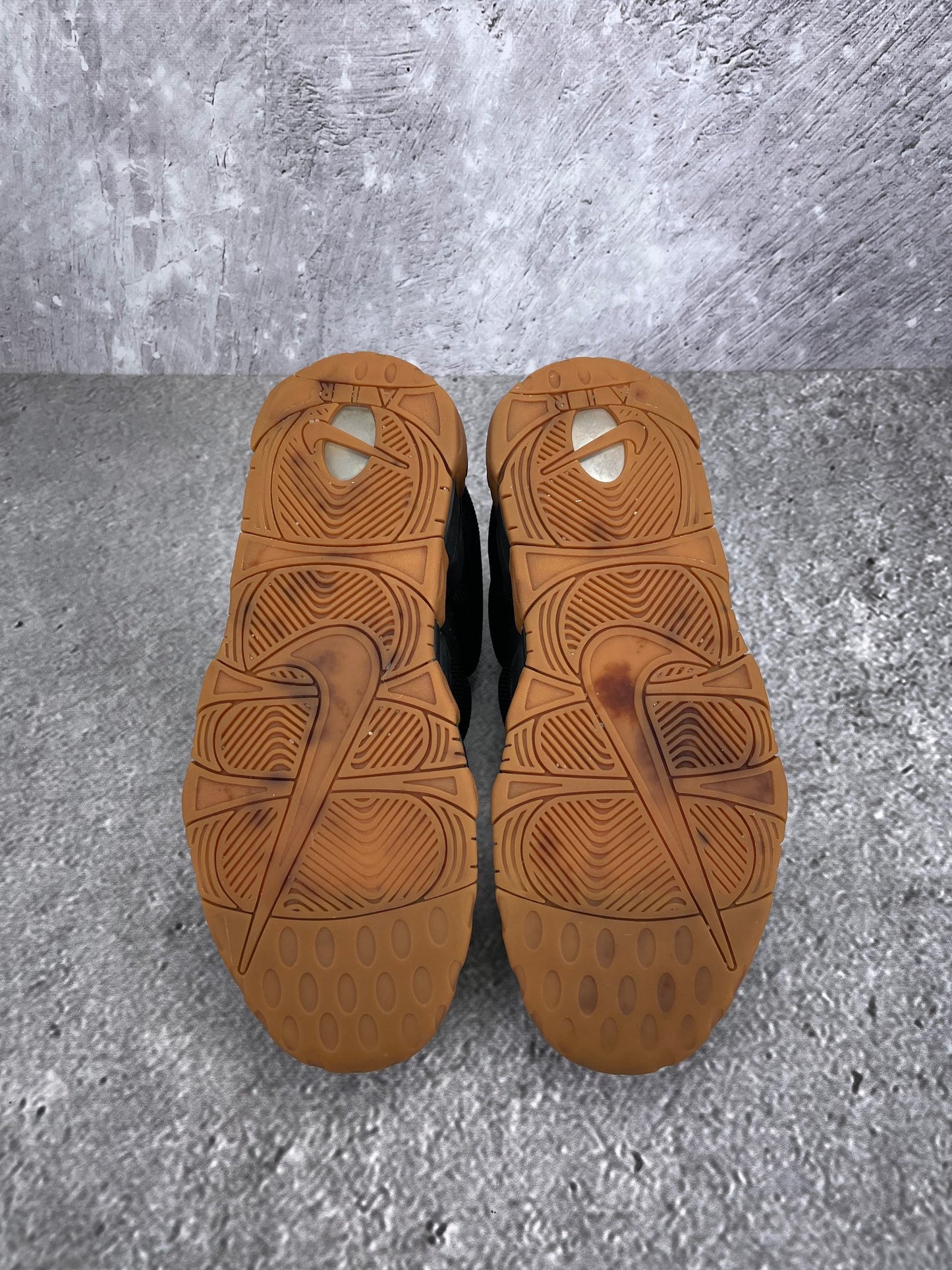 Nike Air More Uptempo Low Black Gum - buty sportowe, podeszwa