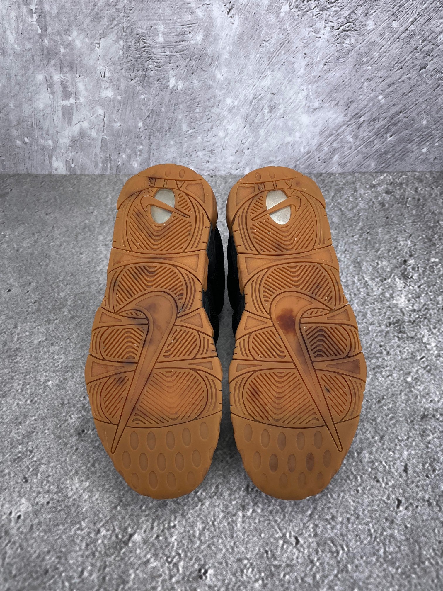 Nike Air More Uptempo Low Black Gum - buty sportowe, podeszwa
