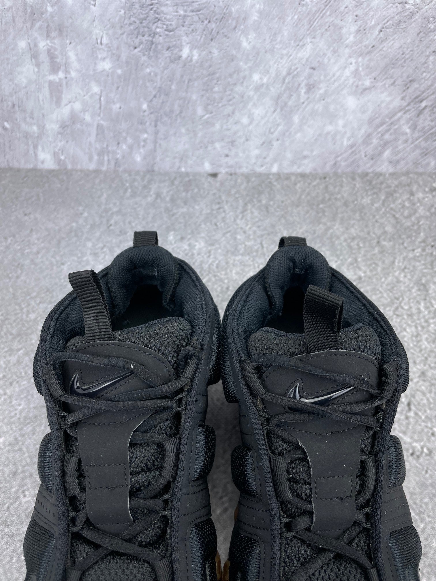Nike Air More Uptempo Low Black Gum - buty sportowe, zapiętki butów