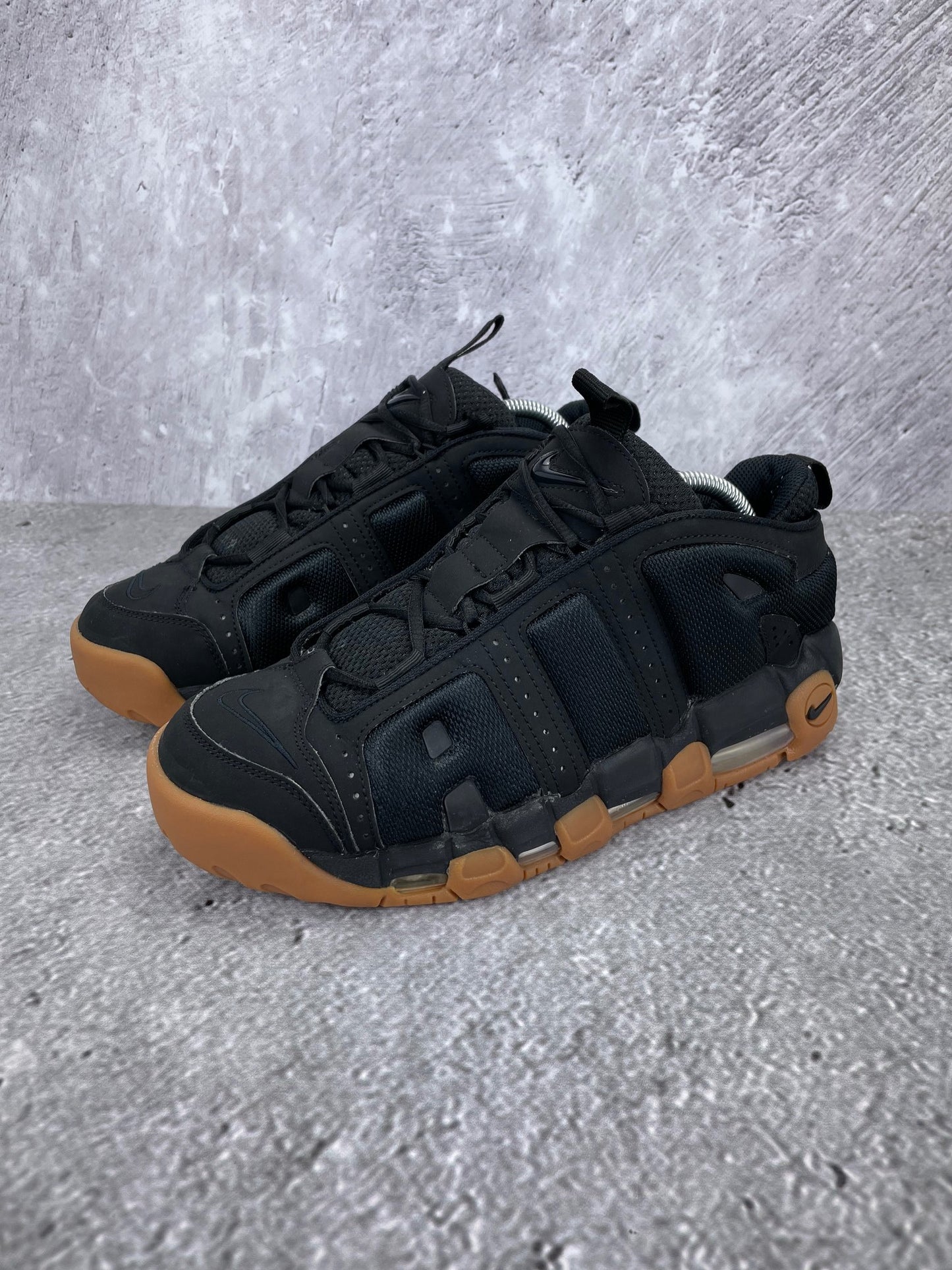 Nike Air More Uptempo Low Black Gum - buty sportowe, widok z boku na tle studyjnym