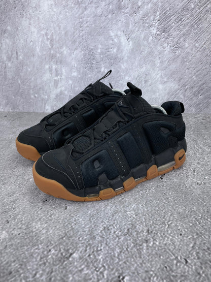 Nike Air More Uptempo Low Black Gum - buty sportowe, widok z boku na tle studyjnym