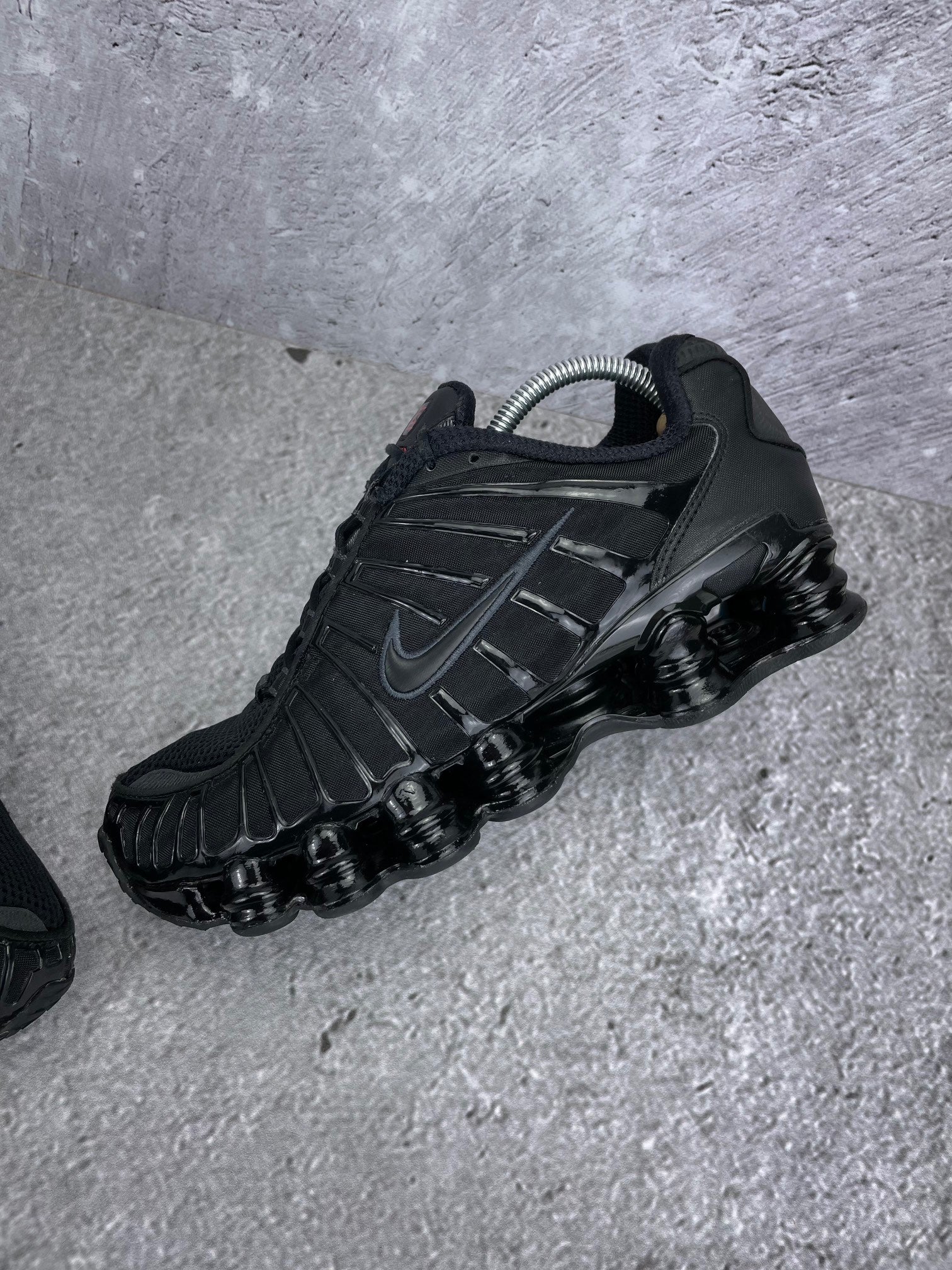 Nike Shox TL Black - buty sportowe, widok z góry na wewnętrzną stronę butów