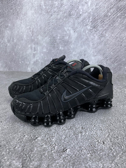 Nike Shox TL Black - buty sportowe, widok z boku na tle studyjnym