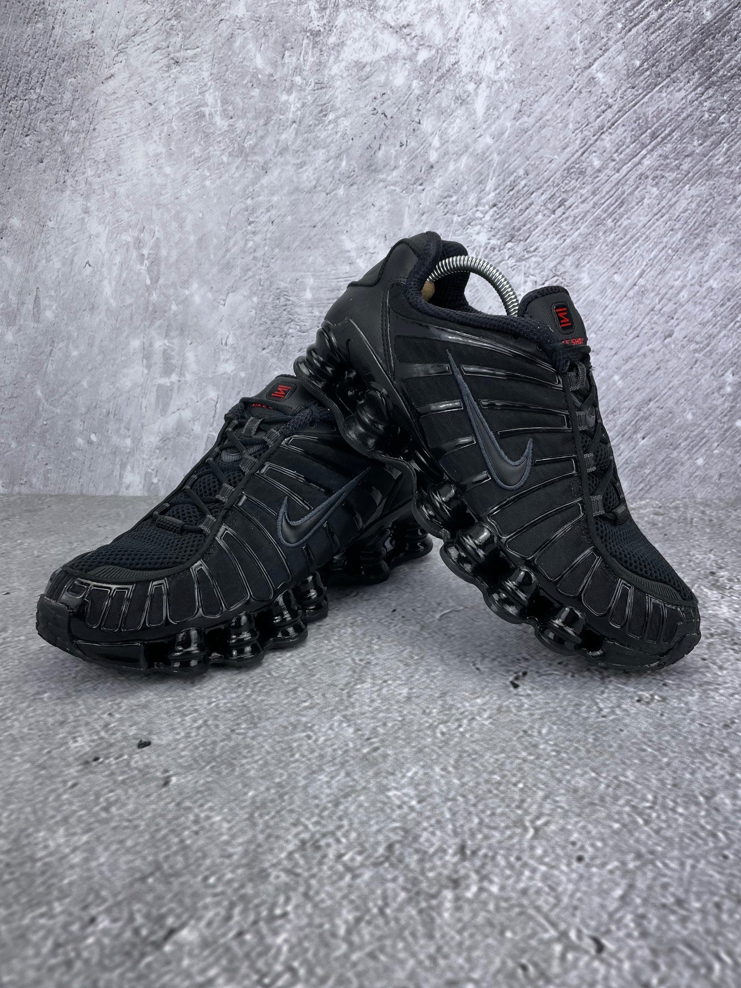 Nike Shox TL Black - buty sportowe, para butów, widok z boku na tle studyjnym