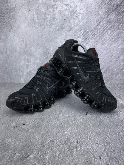 Nike Shox TL Black - buty sportowe, para butów, widok z boku na tle studyjnym