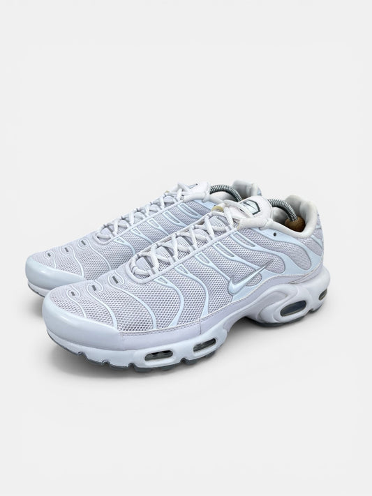 Nike Air Max Plus White - buty sportowe, widok z boku